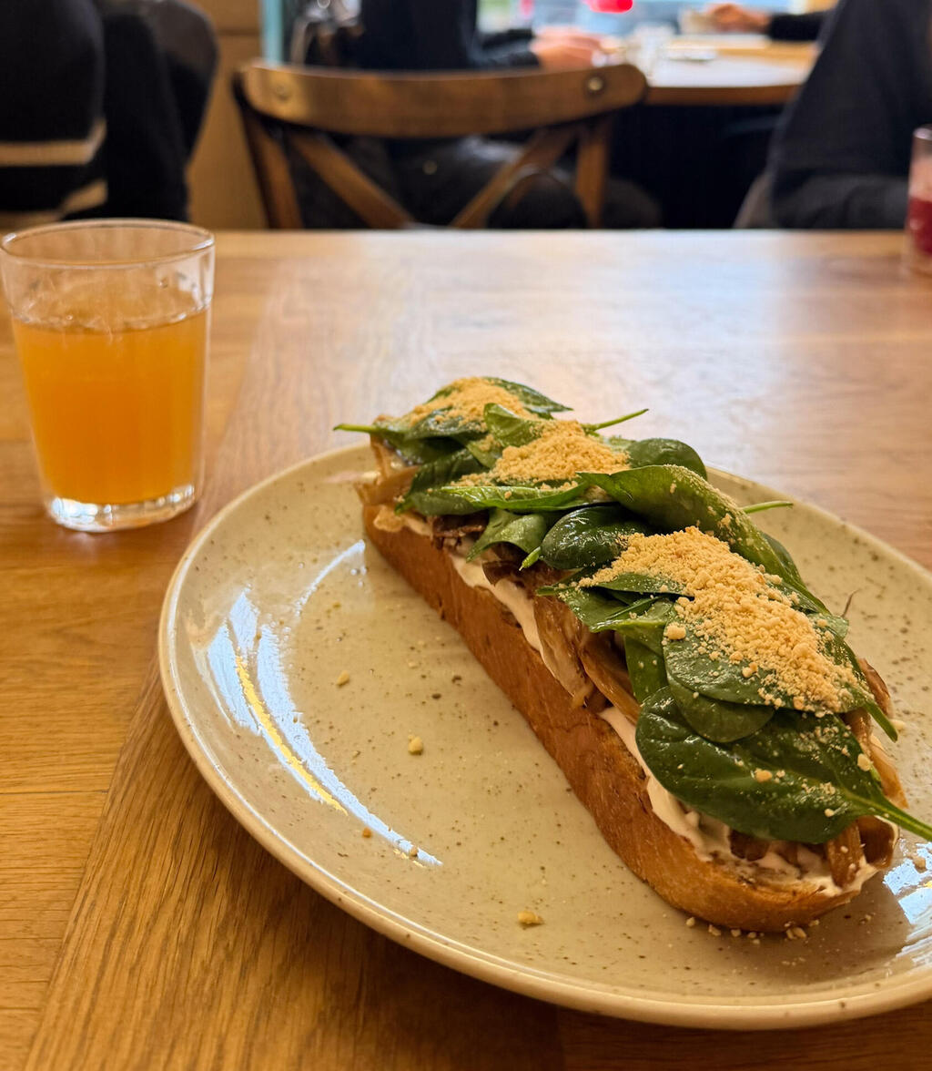 Open-faced sandwich at Můj šálek kávy (Photo: Roy Elman) הסנדוויץ׳ הפתוח ב- ב-Můj šálek kávy . להיט