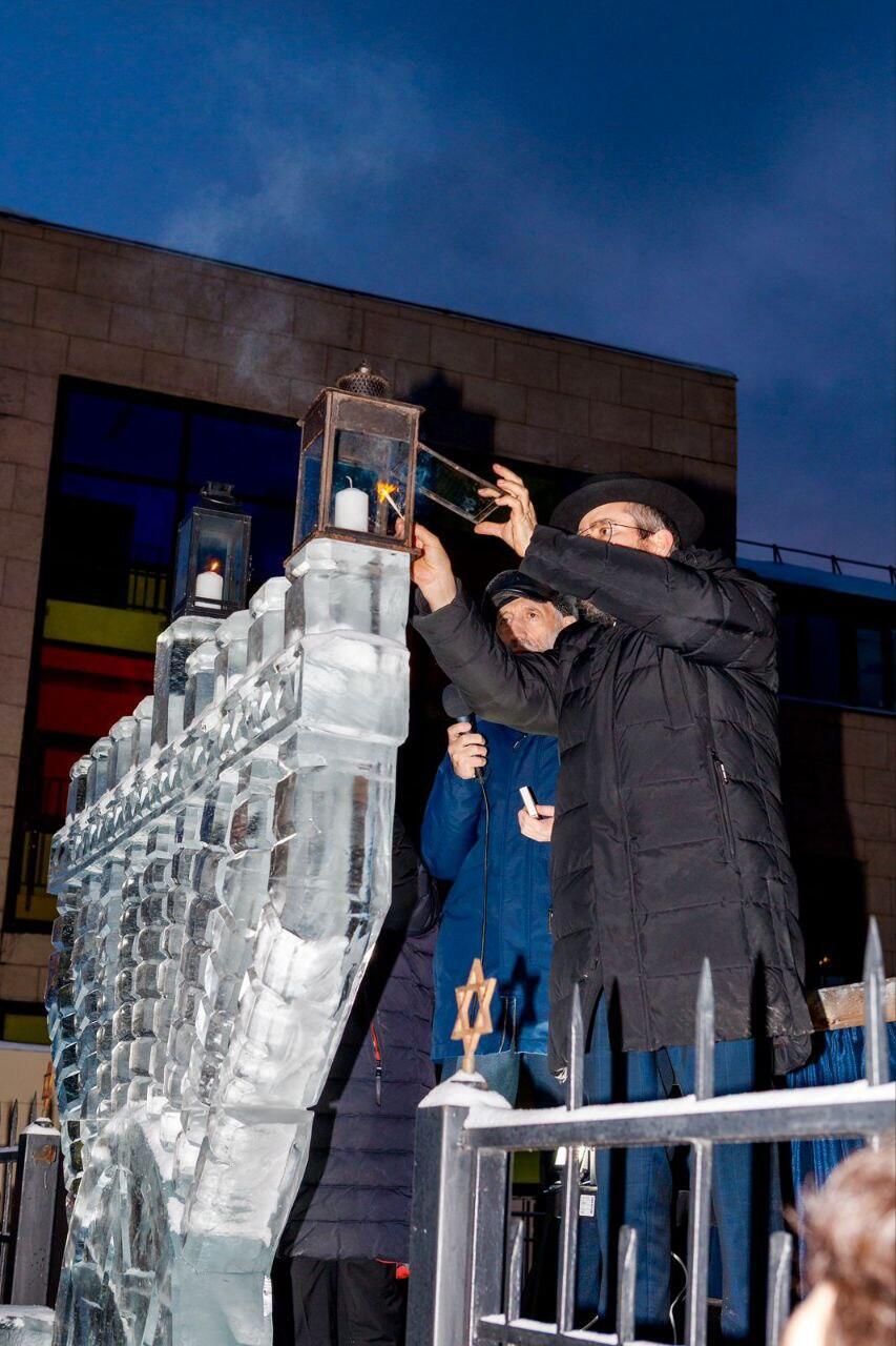 Photo: The Jewish community in Tomsk הדלקת נר ראשון של חנוכה בחנוכיית הקרח בסיביר