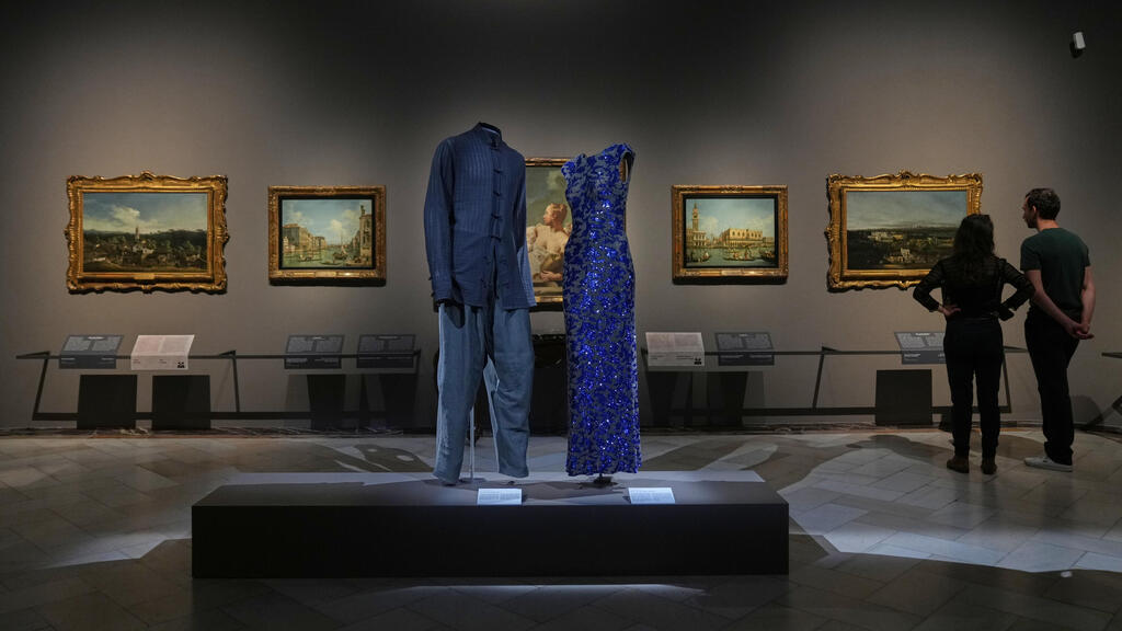 The exhibition 'Giorgio Armani. Milan, From Love' (Photo: AP Photo/Antonio Calanni) התערוכה "ג'ורג'יו ארמאני. מילאנו, מאהבה"