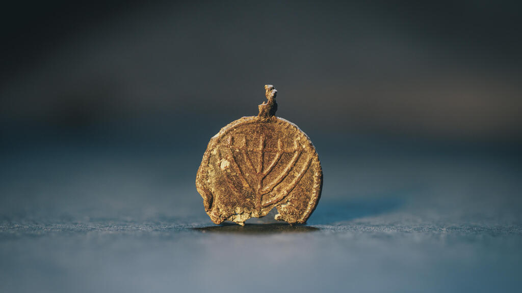 התליון ועליו סמל המנורה