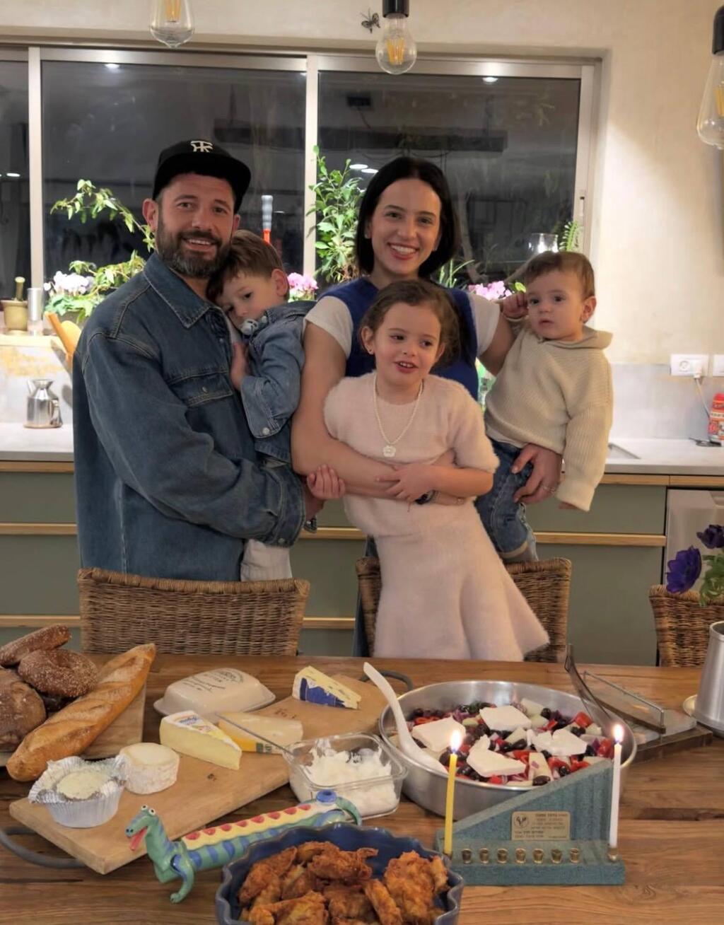 שעשה ניסים לאבותנו. קורין גדעון והמשפחה (צילום מסך) חנוכה 2025