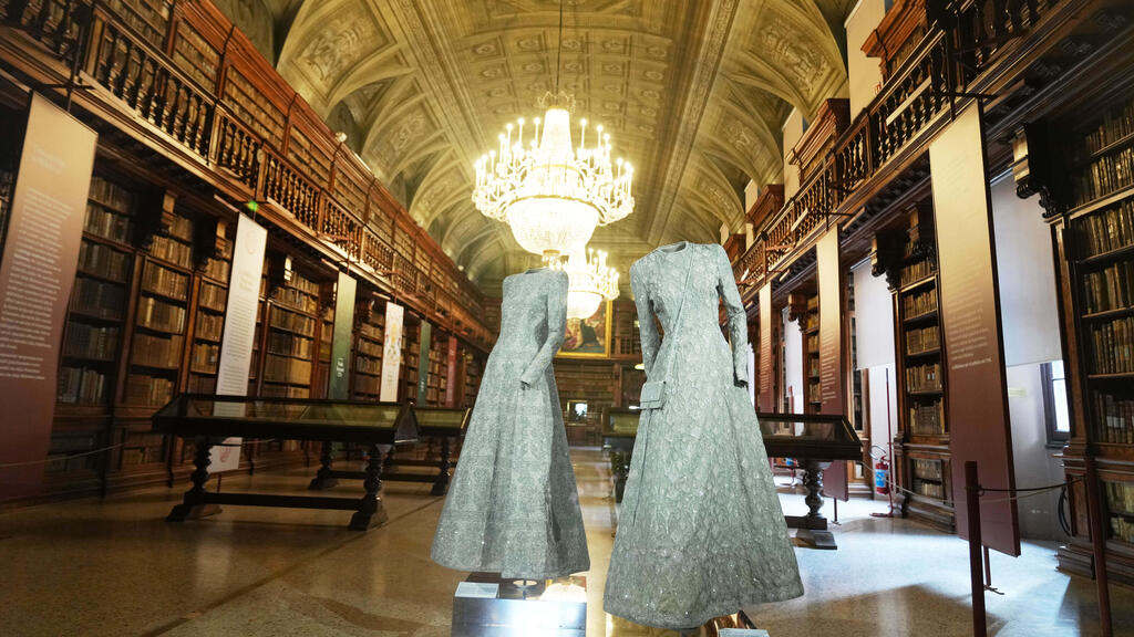 The exhibition 'Giorgio Armani. Milan, From Love' (Photo: AP Photo/Antonio Calanni) התערוכה "ג'ורג'יו ארמאני. מילאנו, מאהבה"