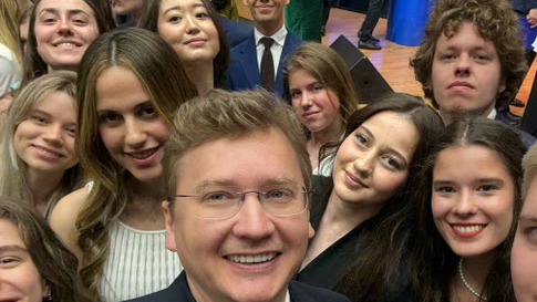 Zein Assad, wearing a white dress, attends her graduation ceremony זיין אל-אסד בשמלה לבנה עם סיום התואר באוניברסיטה במוסקבה