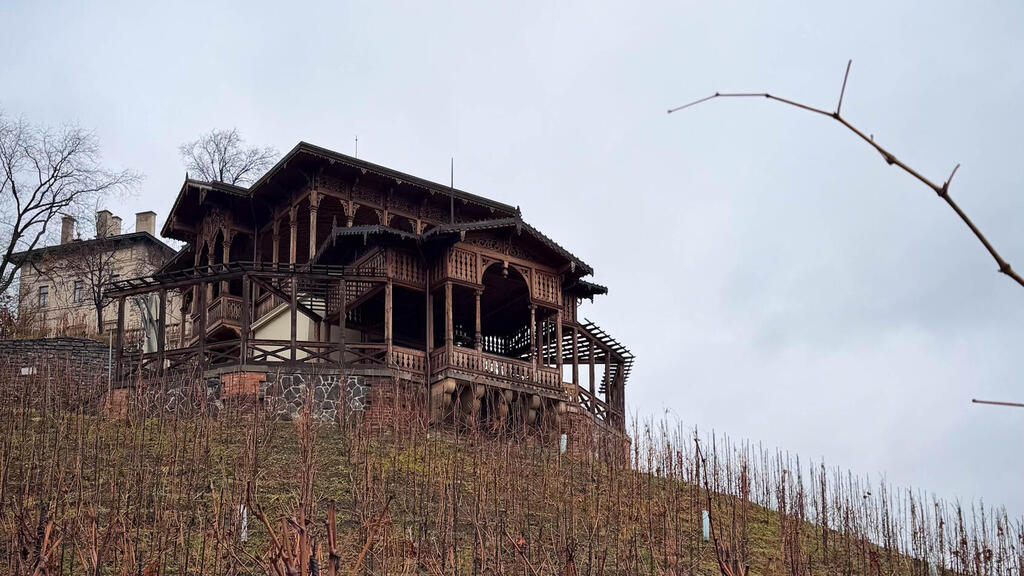 Wooden gazebo at the heart of the vineyard.Grébovka (Photo: Roy Elman) בית היין, בלב הכרמים של פארק גרבובקה