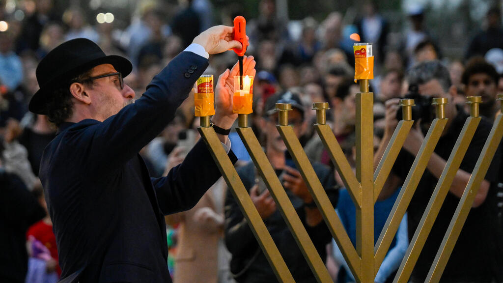 Public Hanukkah lighting in Australia the day after the Bondi Beach massacre (Photo: Izhar Khan/Getty Images) אוסטרליה