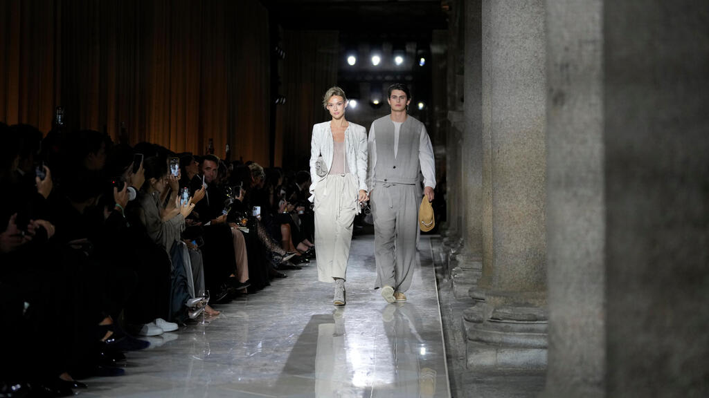 Photo: AP Photo/Luca Bruno ג'ורג'יו ארמאני, תצוגת אביב-קיץ 2026