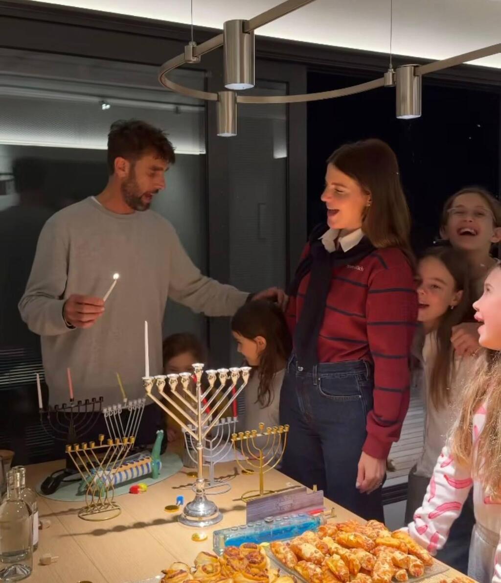 בימים ההם ובזמן הזה. לירון ויצמן והמשפחה (צילום מסך) חנוכה 2025