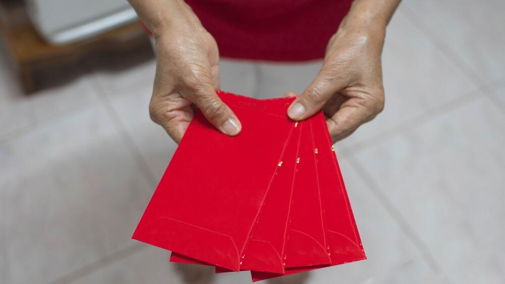 Красные конверты с деньгами в подарок для всех родственников (Фото: shutterstock) Красные конверты с деньгами в подарок для всех родственников