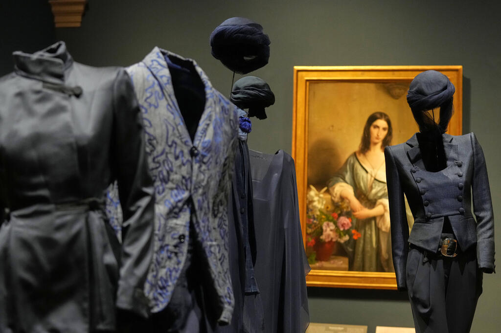 The exhibition 'Giorgio Armani. Milan, From Love' (Photo: AP Photo/Antonio Calanni) התערוכה "ג'ורג'יו ארמאני. מילאנו, מאהבה"