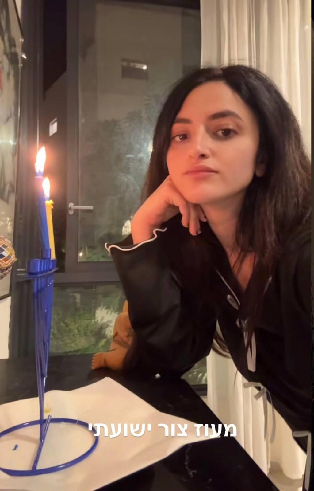 בין ההצגות. אלי סטין (צילום מסך) חנוכה 2025