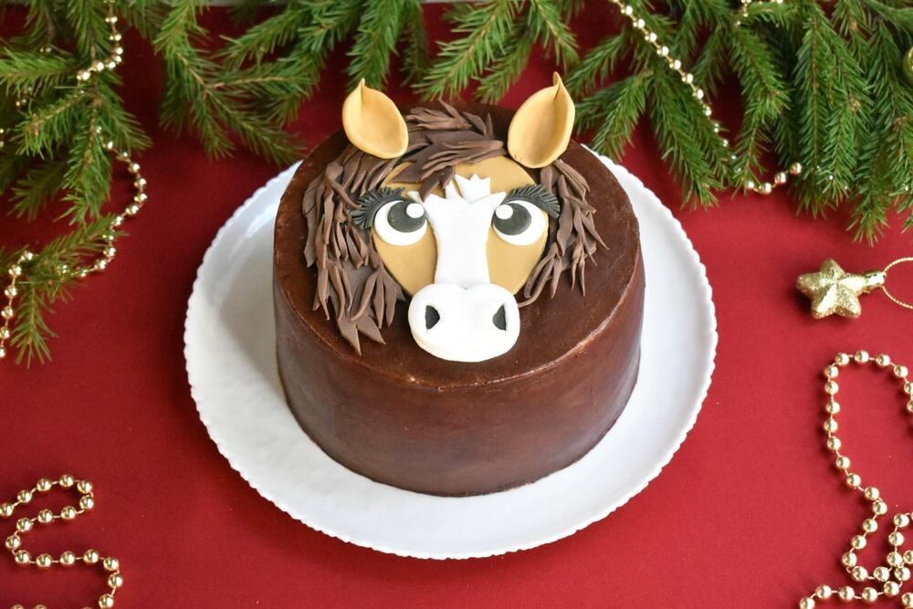 Праздничный торт на Новый год (Фото: shutterstock) Праздничный торт на Новый год