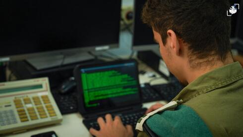 חייל צה"ל מול מחשב