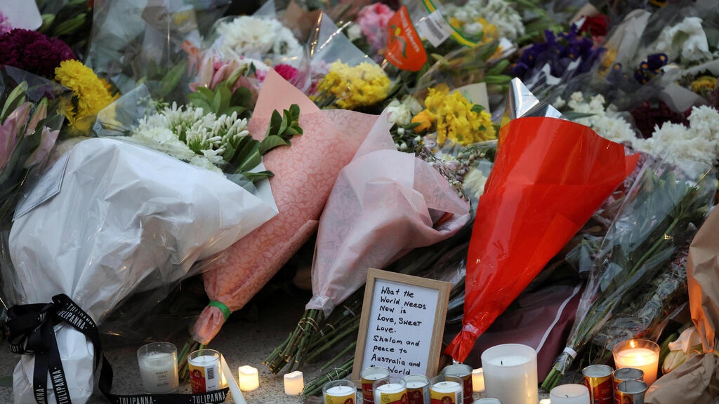 Стихийный мемориал на месте теракта в Сиднее (Фото: REUTERS/Hollie Adams) סידני חוף בונדיי יום אחרי הטבח