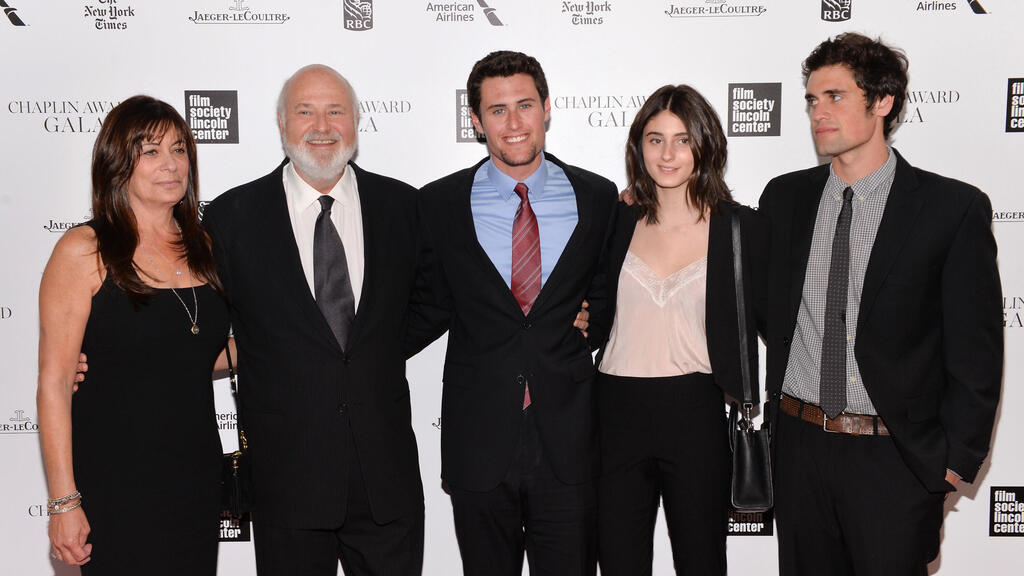 Rob Reiner and his wife, Michele, with their children — Nick (right), Romy and Jake (Photo: Michael Loccisano/Getty Images) משפחת ריינר. מימין: ניק ריינר, רומי ריינר, ג'ייק ריינר, רוב ריינר ומישל סינגר ריינר