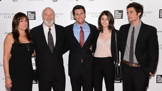 משפחת ריינר. מימין: ניק ריינר, רומי ריינר, ג'ייק ריינר, רוב ריינר ומישל סינגר ריינר 