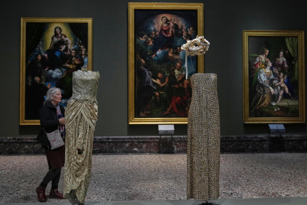 The exhibition 'Giorgio Armani. Milan, From Love' (Photo: AP Photo/Antonio Calanni) התערוכה "ג'ורג'יו ארמאני. מילאנו, מאהבה"