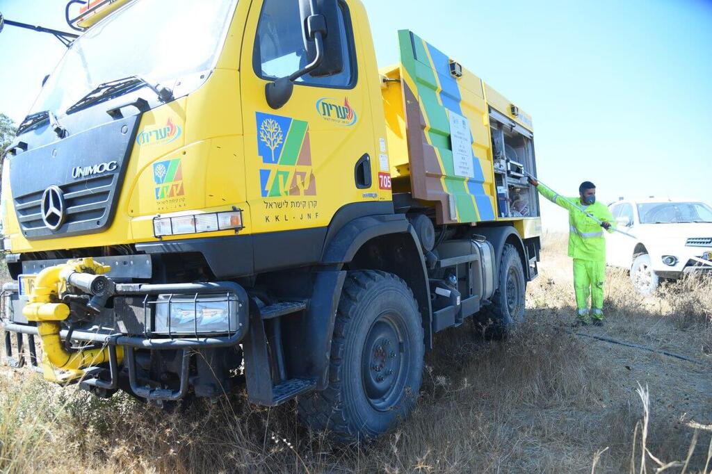 KKL firefighting crews battle a wildfire in southern Israel 