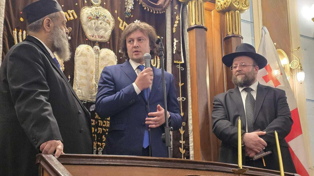 Премьер-министр Грузии Ираклий Кобахидзе во время церемонии зажжения ханукальной свечи (Фото: пресс-служба "Натива") Премьер-министр Грузии Ираклий Кобахидзе во время церемонии зажжения ханукальной свечи