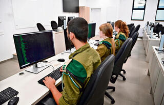 למה שהם יישארו בקבע? חיילים ביחידת 8200. צילום ארכיון, למצולמים אין קשר לידיעה