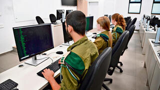 למה שהם יישארו בקבע? חיילים ביחידת 8200. צילום ארכיון, למצולמים אין קשר לידיעה