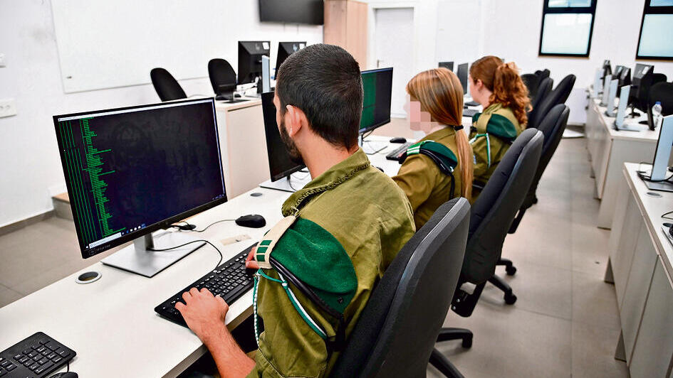 למה שהם יישארו בקבע? חיילים ביחידת 8200. צילום ארכיון, למצולמים אין קשר לידיעה