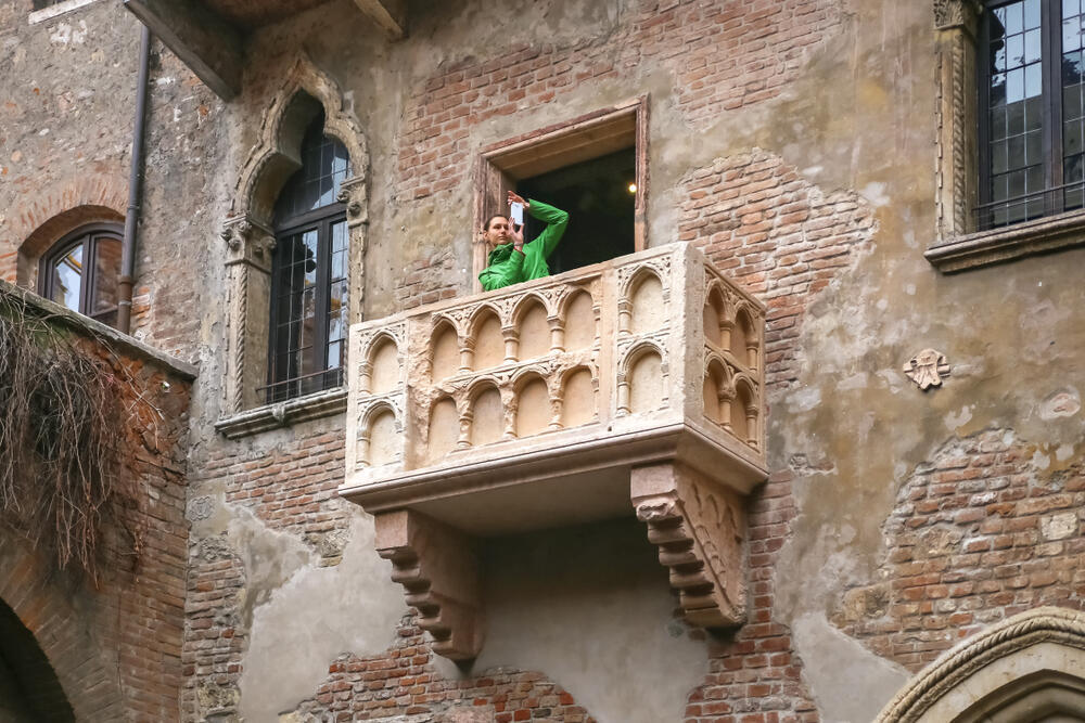 צעירה מצטלמת סלפי במרפסת של ג'וליה