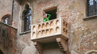 צעירה מצטלמת סלפי במרפסת של ג'וליה
