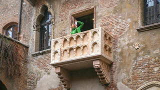 צעירה מצטלמת סלפי במרפסת של ג'וליה