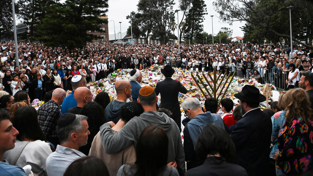 Bondi Beach after the massacre (Photo: Flavio Brancaleone/ Reuters) מחווה בזירת טבח סידני אוסטרליה בונדיי ביץ' עם דגל ישראל לקורבנות פיגוע ב חנוכה
