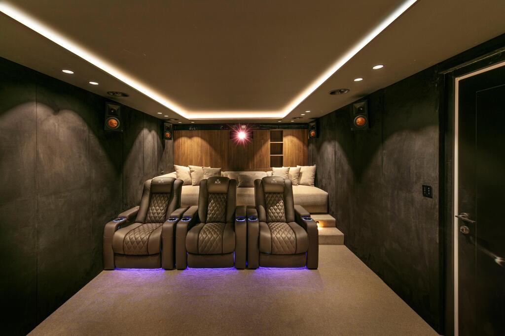 Cinema room in the basement (Photo: Elad Gonen) בית פרטי ליד חוף אשקלון, תכנון: מור זוארץ אדריכלות ועיצוב פנים
