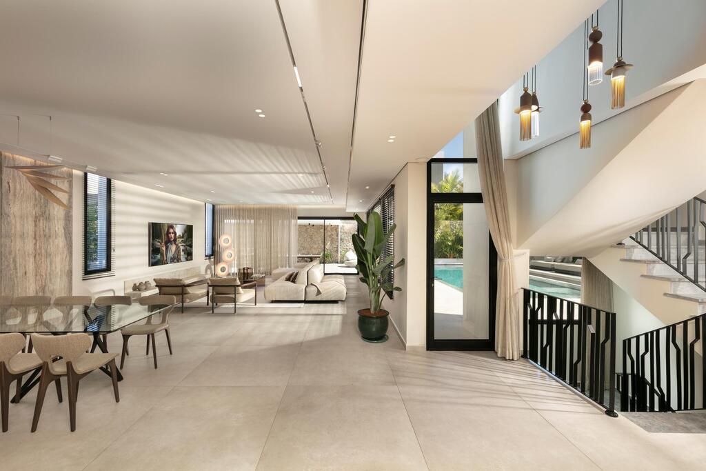 The entrance level, featuring the living room, kitchen, dining area and access to the yard (Photo: Elad Gonen) בית פרטי ליד חוף אשקלון, תכנון: מור זוארץ אדריכלות ועיצוב פנים