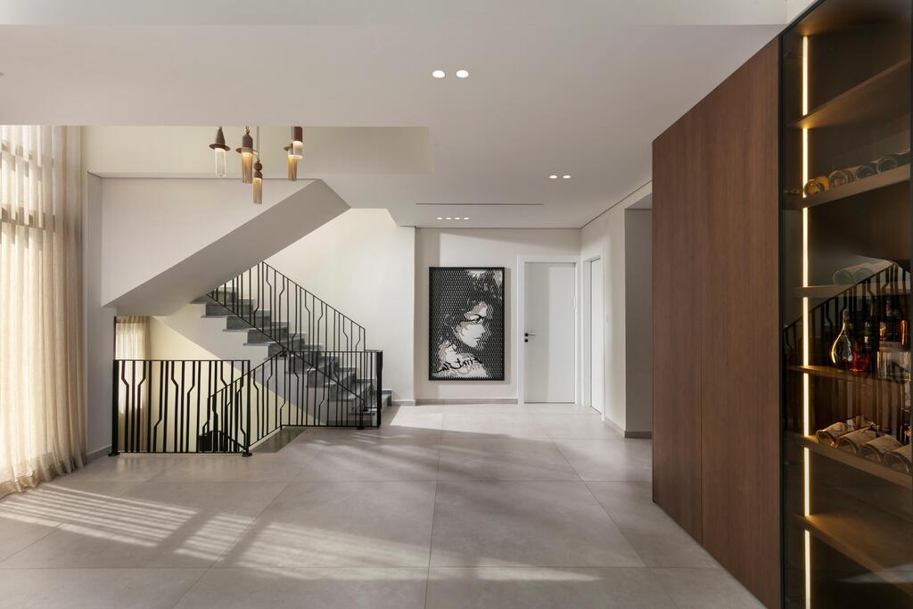 A sense of openness and the use of consistent materials throughout the home (Photo: Elad Gonen) בית פרטי ליד חוף אשקלון, תכנון: מור זוארץ אדריכלות ועיצוב פנים