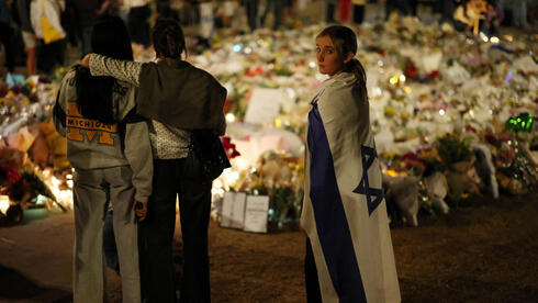 זרים ונרות הונחו במקום הפיגוע בבונדיי ביץ'
