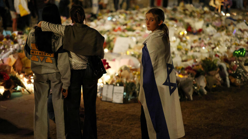 זרים ונרות הונחו במקום הפיגוע בבונדיי ביץ'