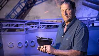 יהודה ליפמן עם החנוכייה