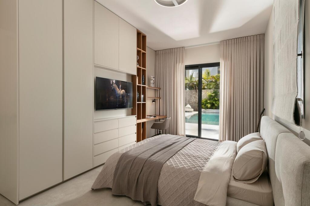 Direct access to the garden (Photo: Elad Gonen) בית פרטי ליד חוף אשקלון, תכנון: מור זוארץ אדריכלות ועיצוב פנים