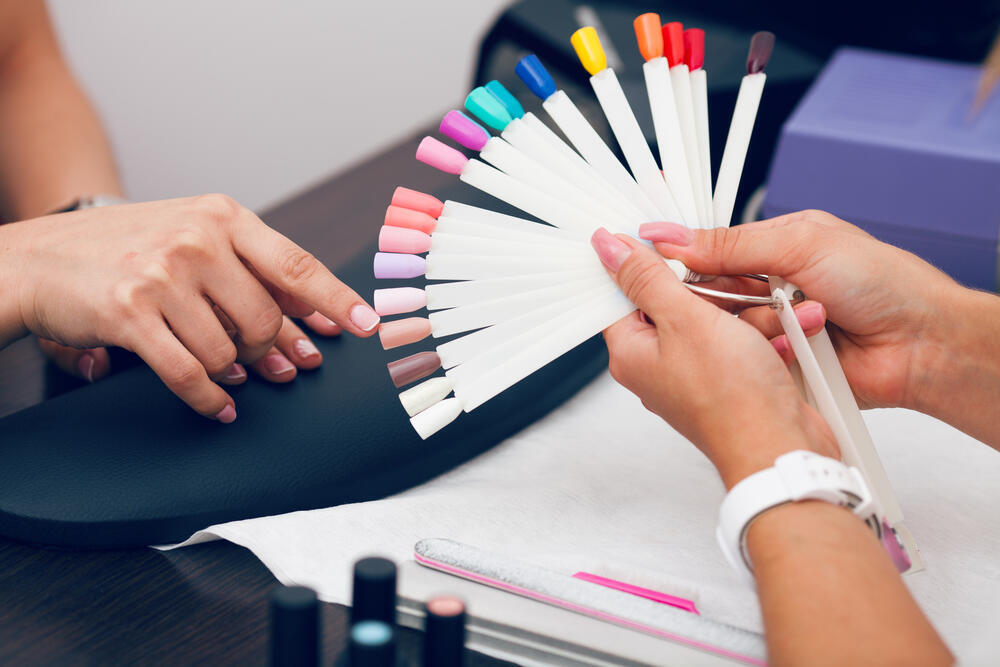 Выбираем модные оттенки и недлинные ногти 