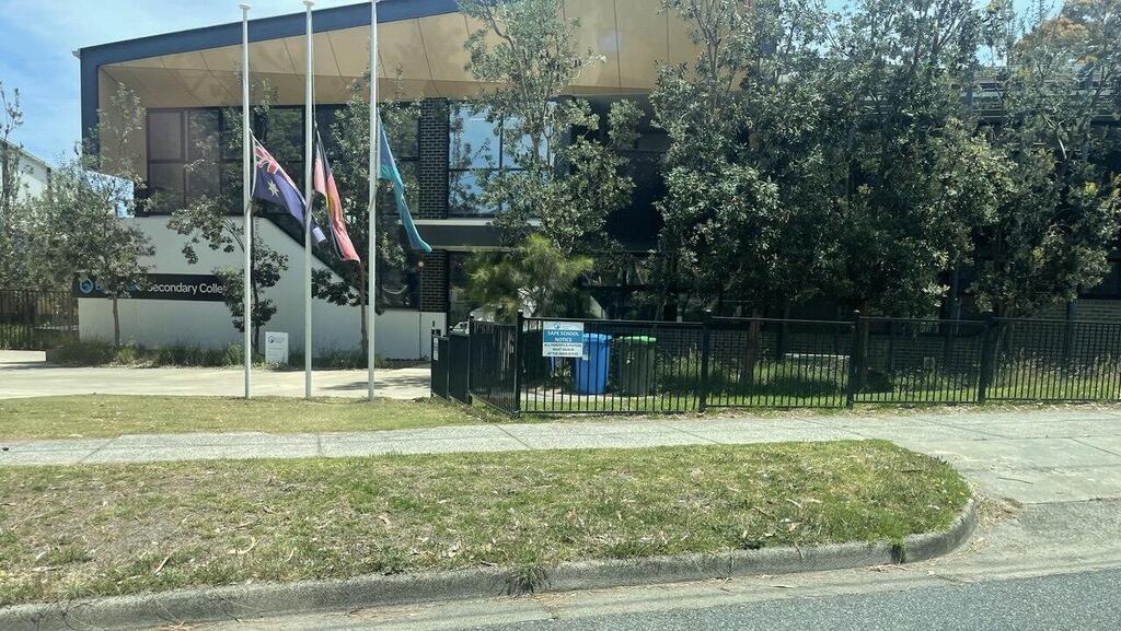 Flags are flown at half-mast in Melbourne following the attack on Sydney's Bondi Beach דגלים מורדים לחצי התורן במלבורן בעקבות הפיגוע בחוף בונדיי בסידני