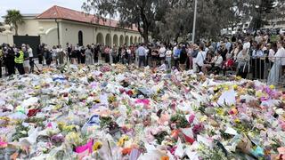 זרי פרחים בזירת הפיגוע בחוף בונדיי בסידני