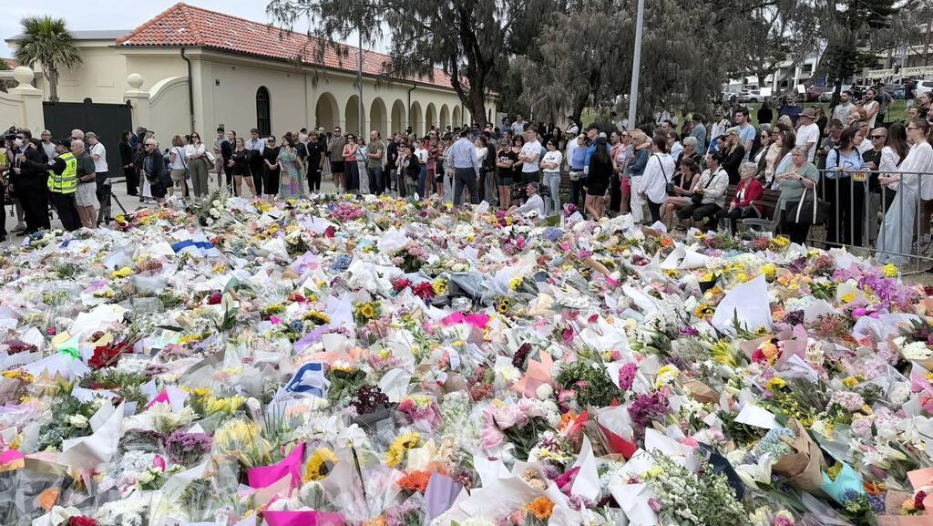 Цветы на месте теракта в Сиднее זרי פרחים בזירת הפיגוע בחוף בונדיי בסידני