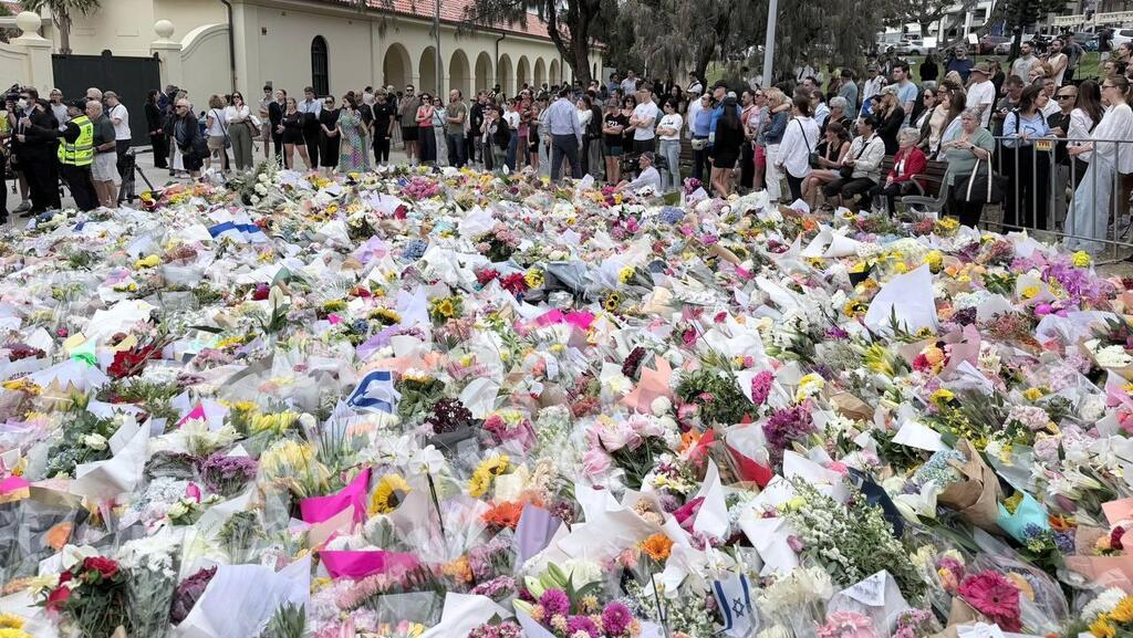 Wreaths of flowers at the scene of the terror attack at Bondi Beach in Sydney זרי פרחים בזירת הפיגוע בחוף בונדיי בסידני