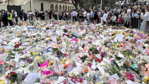 זרי פרחים בזירת הפיגוע בחוף בונדיי בסידני