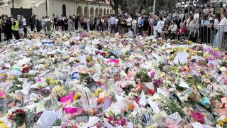 זרי פרחים בזירת הפיגוע בחוף בונדיי בסידני