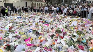 זרי פרחים בזירת הפיגוע בחוף בונדיי בסידני