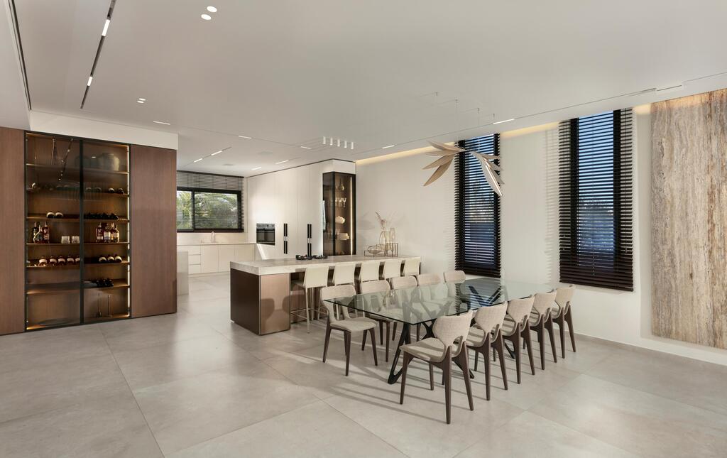 The light-toned kitchen is framed by a dark island and cabinetry (Photo: Elad Gonen) בית פרטי ליד חוף אשקלון, תכנון: מור זוארץ אדריכלות ועיצוב פנים