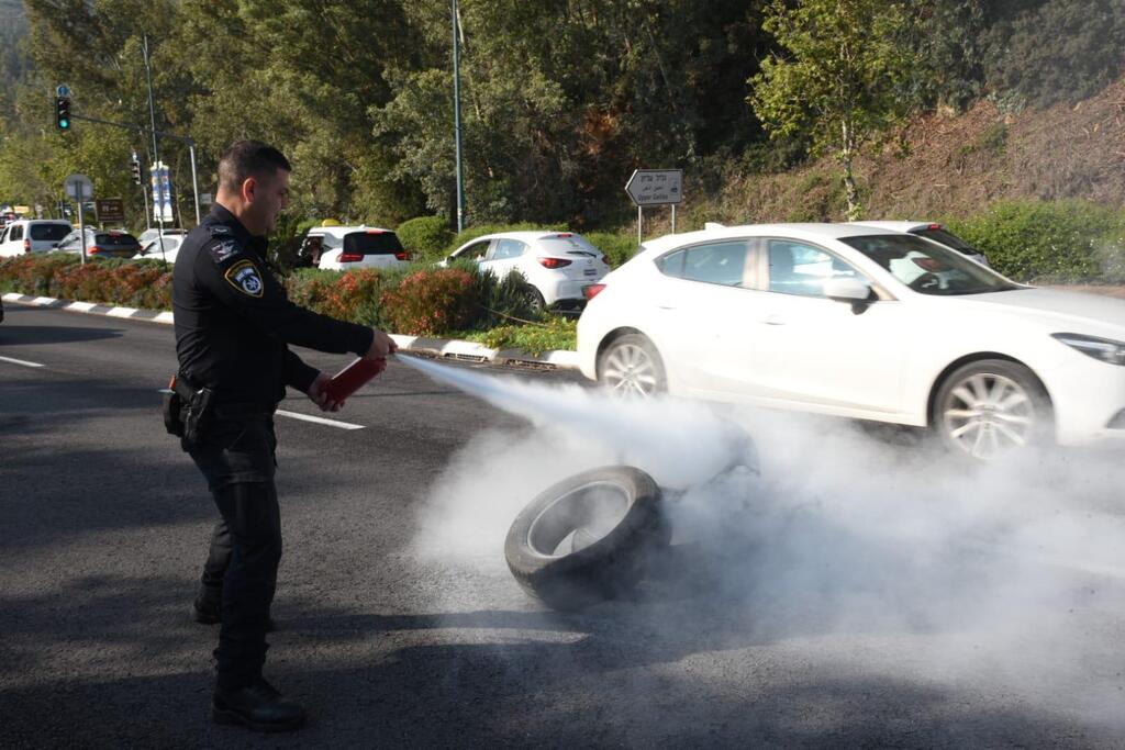 תושבים מפגינים בכניסה לקריית שמונה