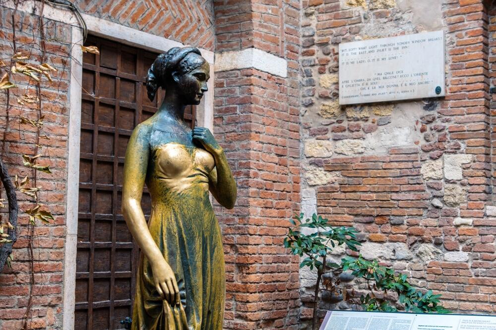 פסל יוליה המפורסם בוורונה