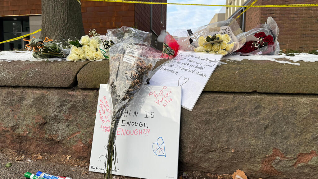 פרחים ונרות בעקבות רצח ירי ב אוניברסיטת בראון רוד איילנד ארה"ב