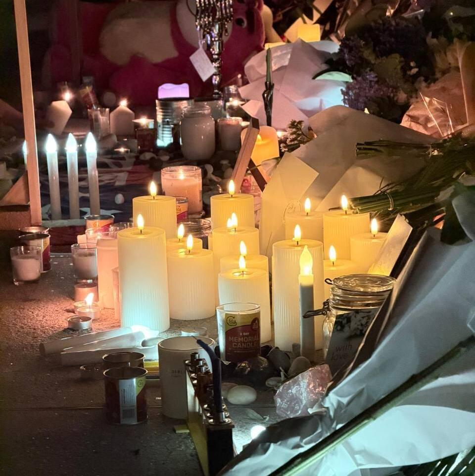 זרים ונרות הונחו במקום הפיגוע בבונדיי ביץ'