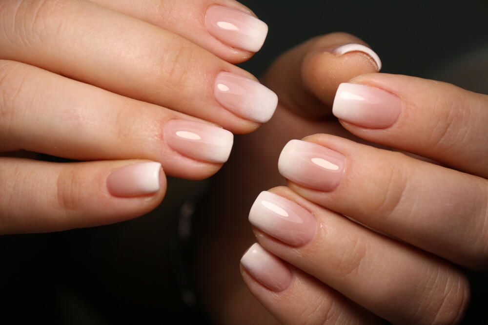 Один из вариантов "стеклянного" маникюра 